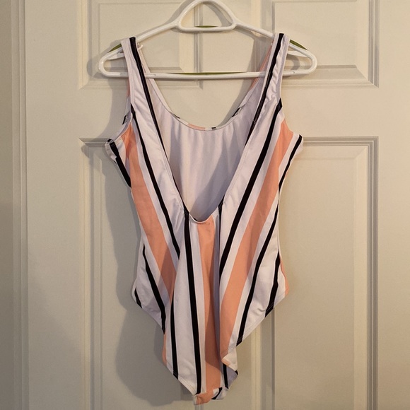 Missguided One-piece Swimsuit - Picture 2 of 4